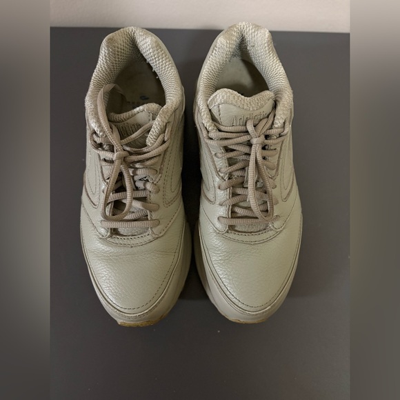 Brooks Shoes - Brooks Addiction Walker, Women’s Size 8.5 Beige